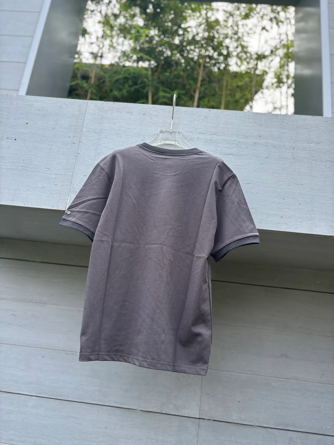 🈴𝟮Color Collection 𝟬𝟱𝟰𝟰#Exclusive real shot/difference between various stolen pictures and online version on the market [𝗮𝗱𝗶𝗱𝗮𝘀Adidas Clover & Wang Hexi Same Style Contrast Color Retro T-shirt] ✅This Retro Contrast Color T-shirt directly brings out the American Retro feel Classic round neck with contrasting edging design, available in white, red and dark gray colors. No matter skin color or body shape, men and women can easily choose the same style for couples! . ✅ Original mold opening, pure original/tag washed wheat ribbon individually coded/full set of 1:1 customized accessories ➕Customized three-label ➕𝗬𝘂𝗮𝗻 version of the tag ➕𝗹𝗼𝗴𝗼 packaging bag🔥 ➕Scan the QR code to enter the official website. Complete with three labels! Perfect Quality! Highly recommended! ✅Top version, ins Xiaohongshu Kuaishou = lots of bloggers’ outfits. ✅Adi’s absolute Hot Sale star Same Style details are online, feel free to compare! The iconic Adidas logo embellishes the chest, highlighting the brand's charm. Fixed color and classic three-bar stripes, classic will never go out of style! Versatile is not picky, the original model is perfect for the upper body, so buy it with your eyes closed! ✅Easily adaptable to various sports or daily leisure scenes. Whether you are running for fitness or hanging out on the street, it can keep you full of energy without losing the sense of fashion. ✅Complete sizes to meet the needs of different body shapes! Color;White Dark Gray Size S-XXL